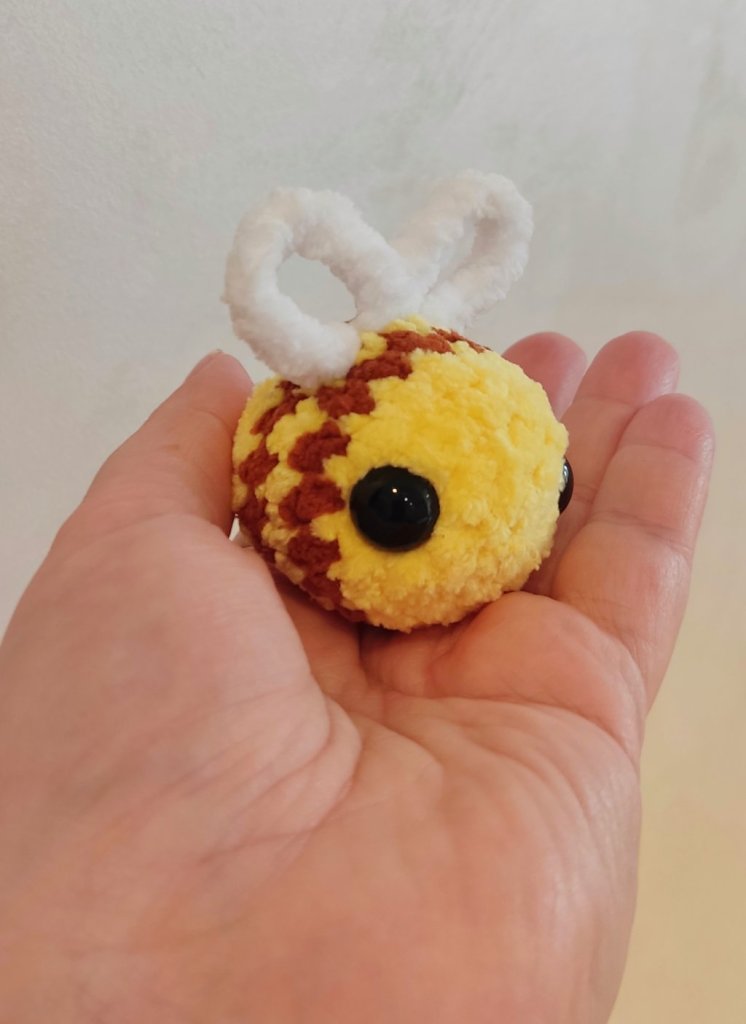 Брелок вязаный плюшевый пчелка