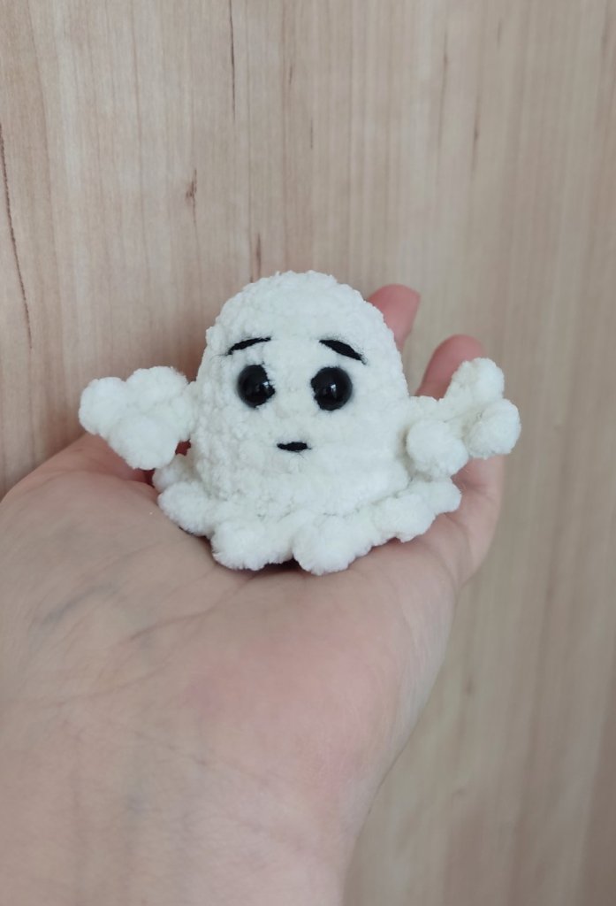 Брелок вязаный привидение