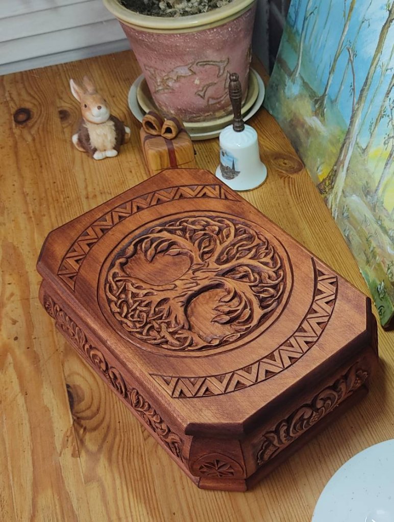 Подарок на свадьбу. Большая резная шкатулка Древо Рода с монограммой