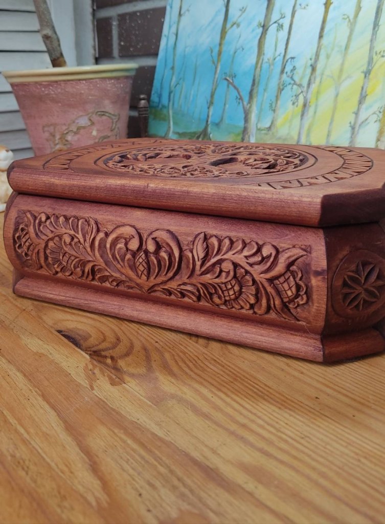 Подарок на свадьбу. Большая резная шкатулка Древо Рода с монограммой