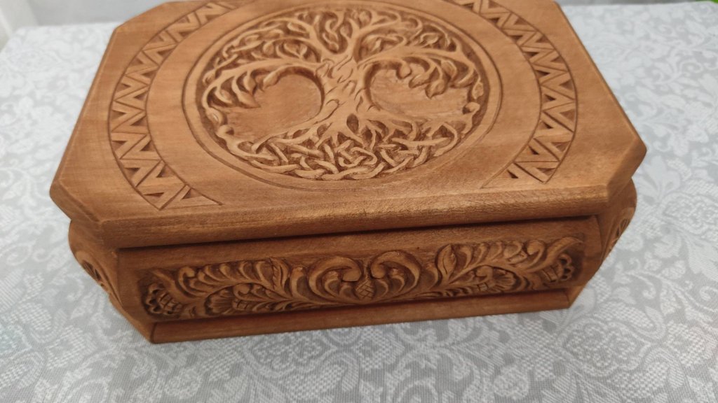 Подарок на свадьбу. Большая резная шкатулка Древо Рода с монограммой