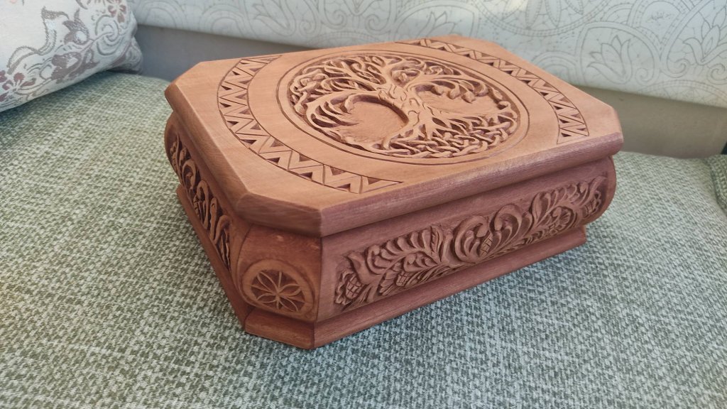 Подарок на свадьбу. Большая резная шкатулка Древо Рода с монограммой