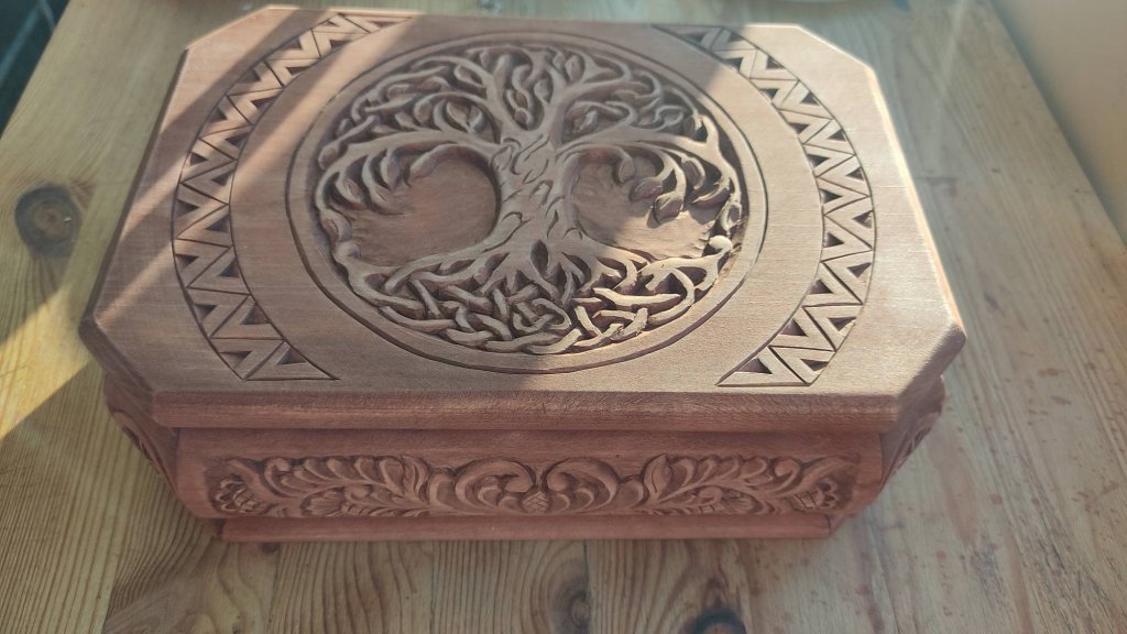 Подарок на свадьбу. Большая резная шкатулка Древо Рода с монограммой