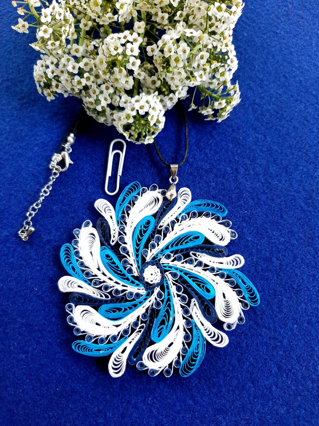 Ажурный кулон квиллинг.