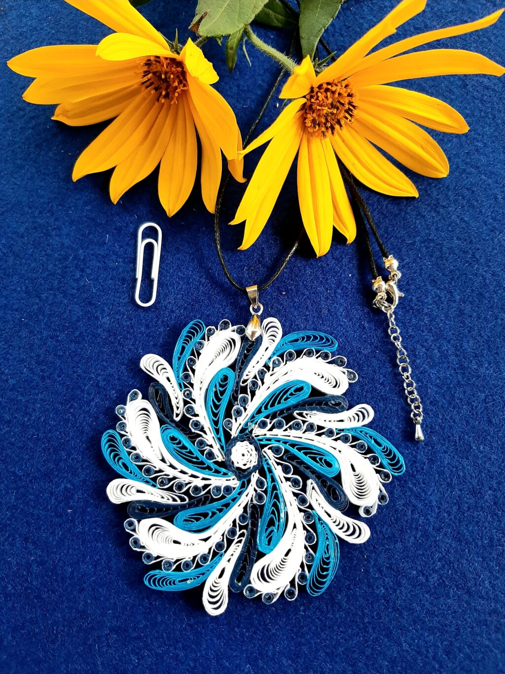 Ажурный кулон квиллинг.