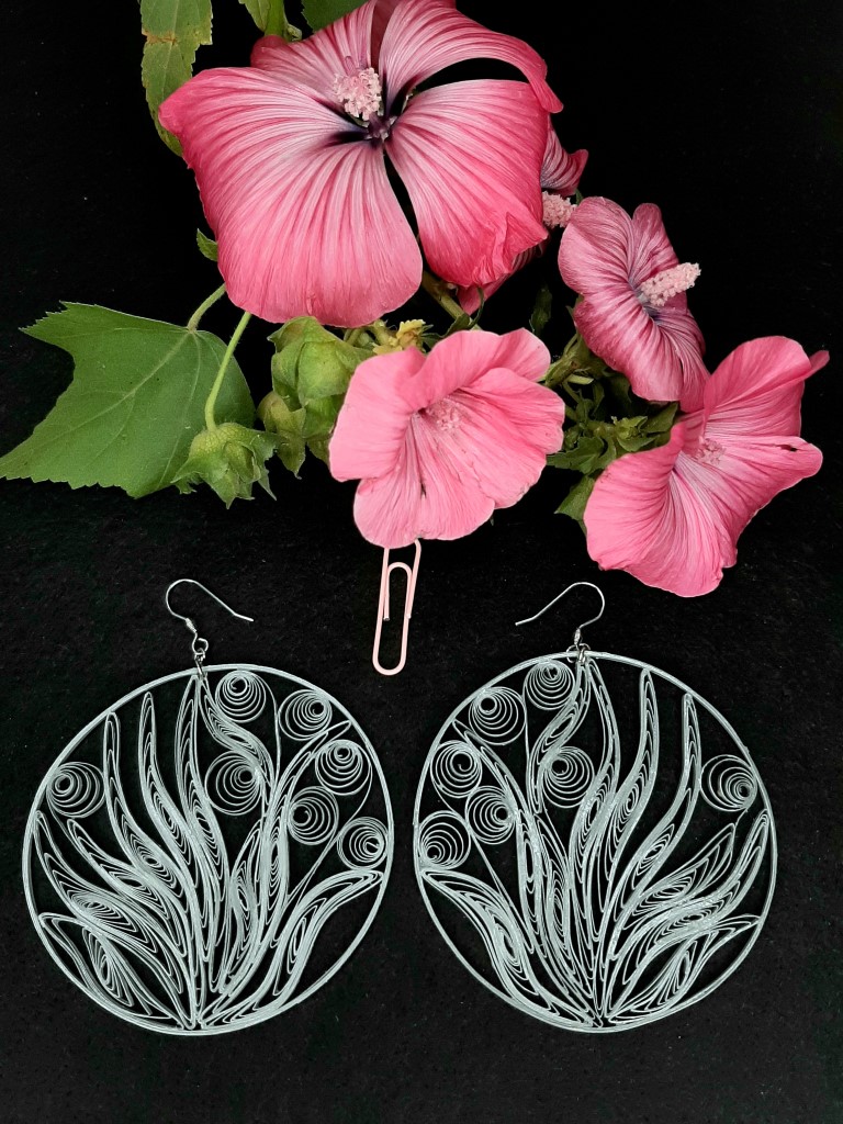 Комплект украшений кольца-квиллинг.