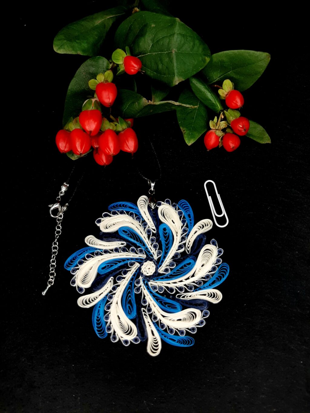 Ажурный кулон квиллинг.