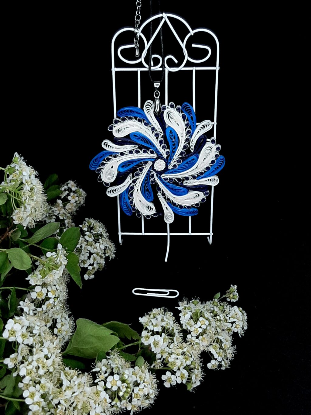 Ажурный кулон квиллинг.