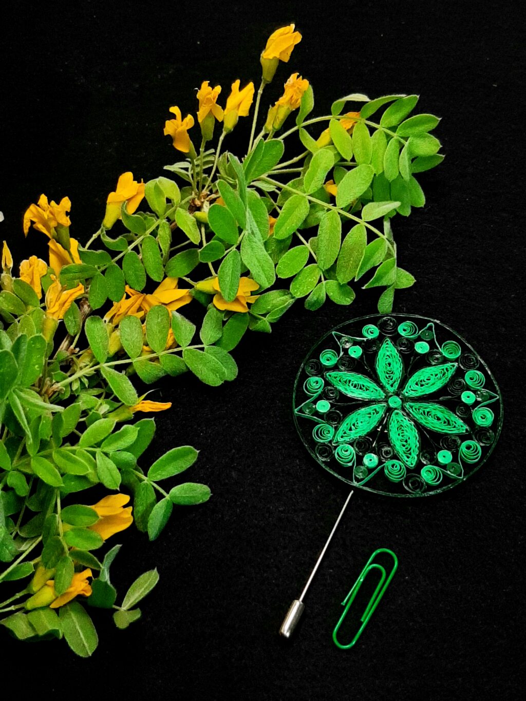 Брошь квиллинг игла.