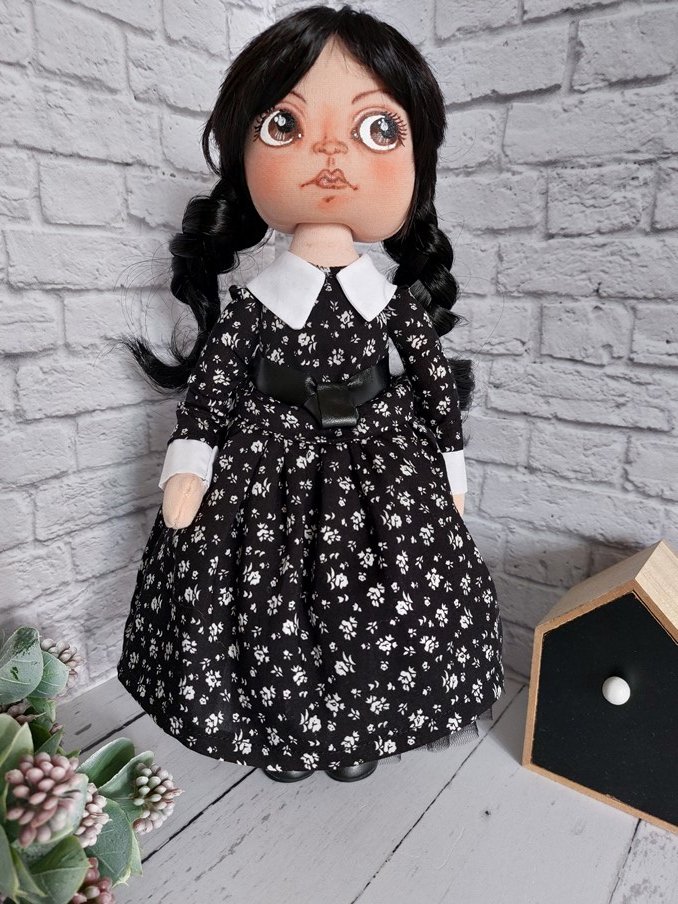 Кукла Уэнсдей