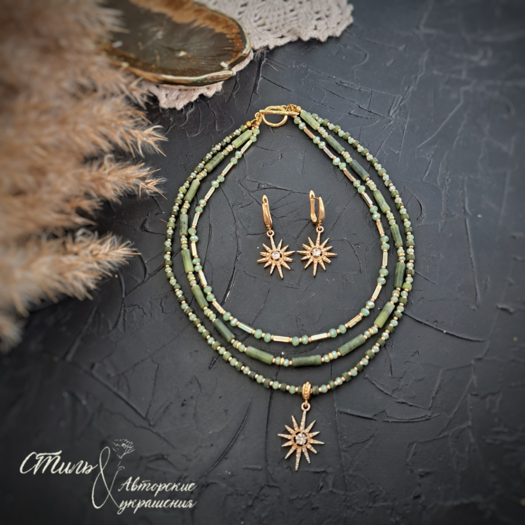 Колье из зелёной яшмы