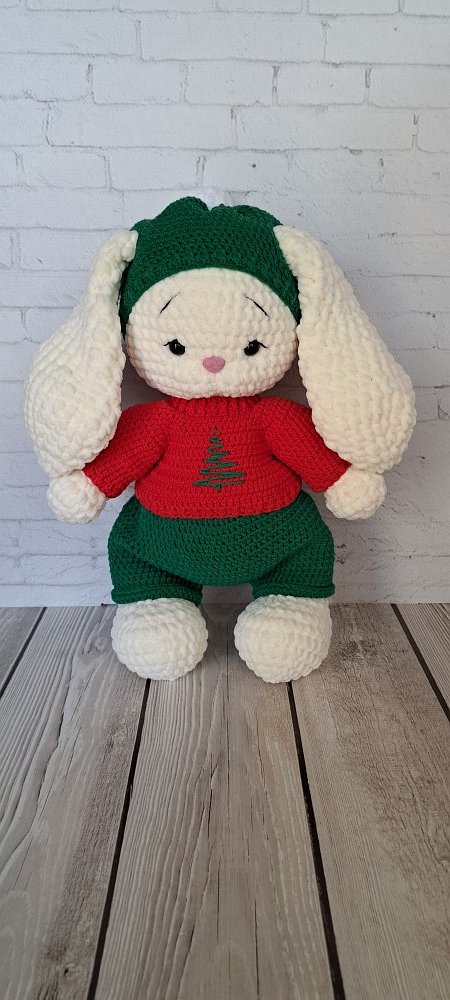 Вязаная игрушка зайка в новогоднем костюме