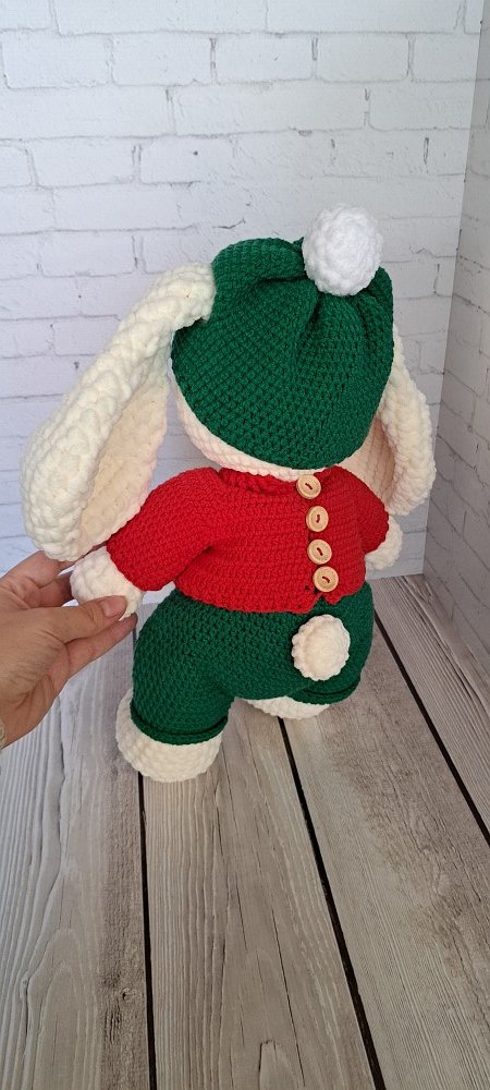 Вязаная игрушка зайка в новогоднем костюме