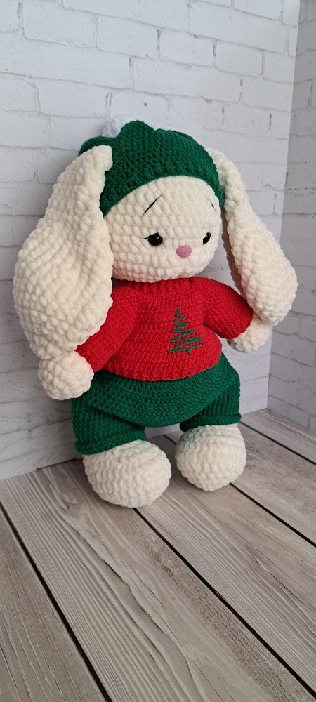 Вязаная игрушка зайка в новогоднем костюме