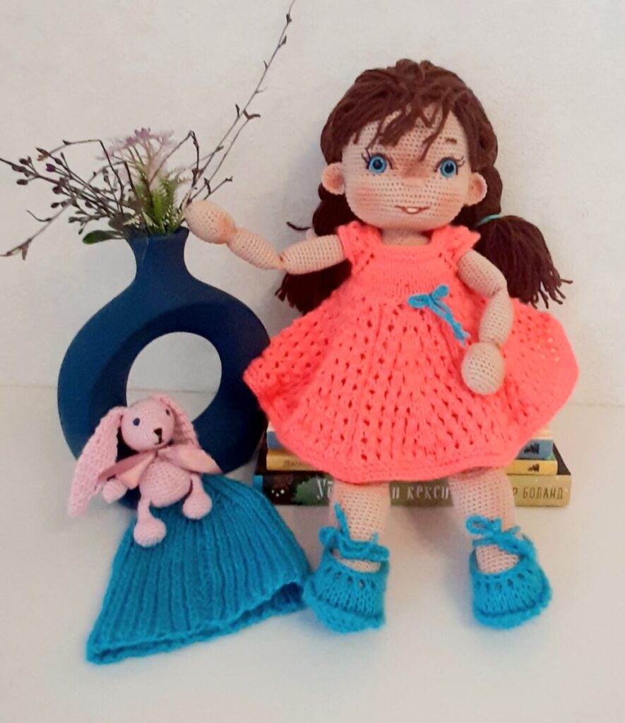 Вязаная кукла ручной работы