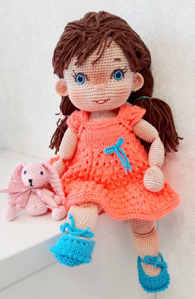 Вязаная кукла ручной работы