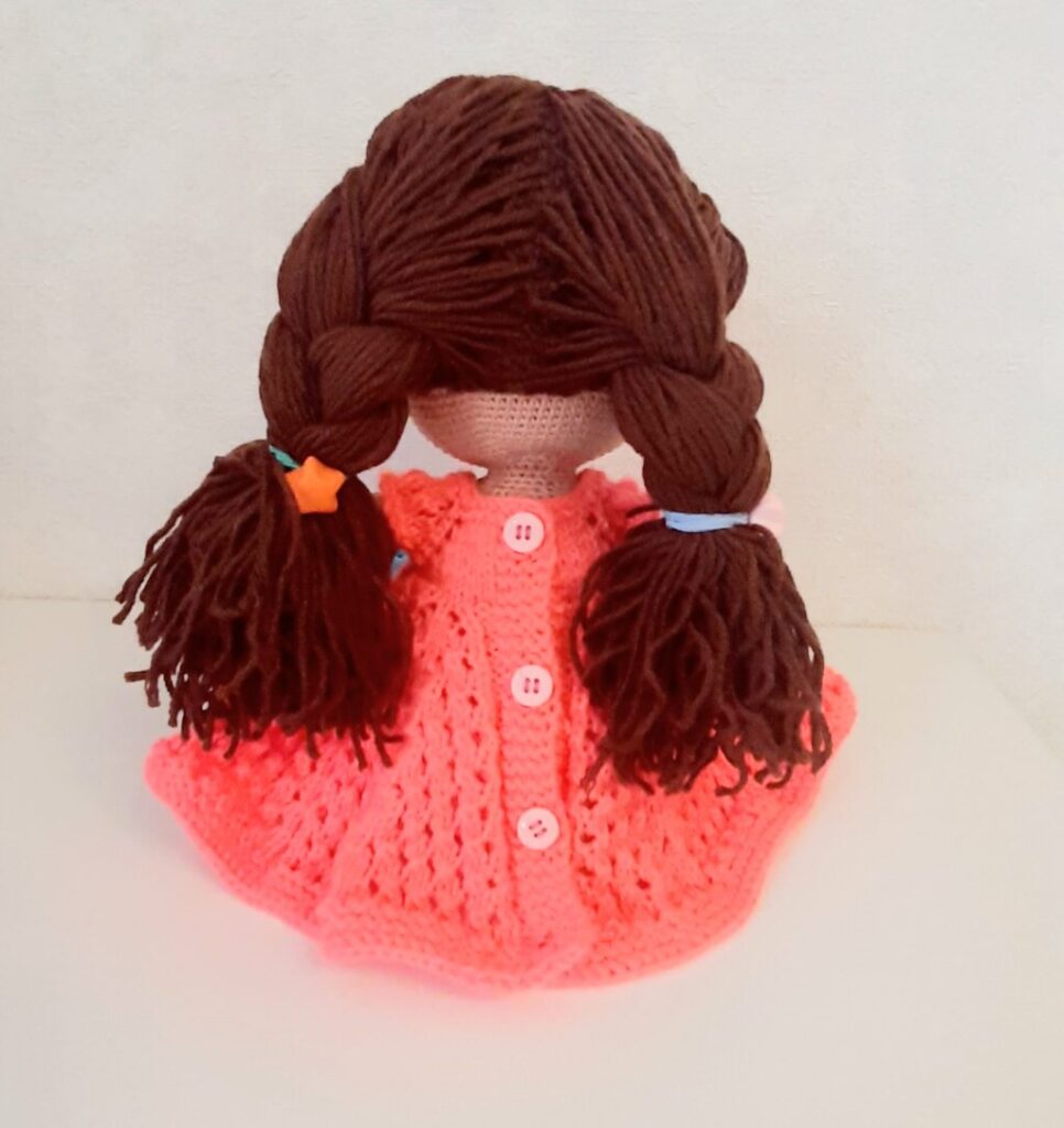 Вязаная кукла ручной работы