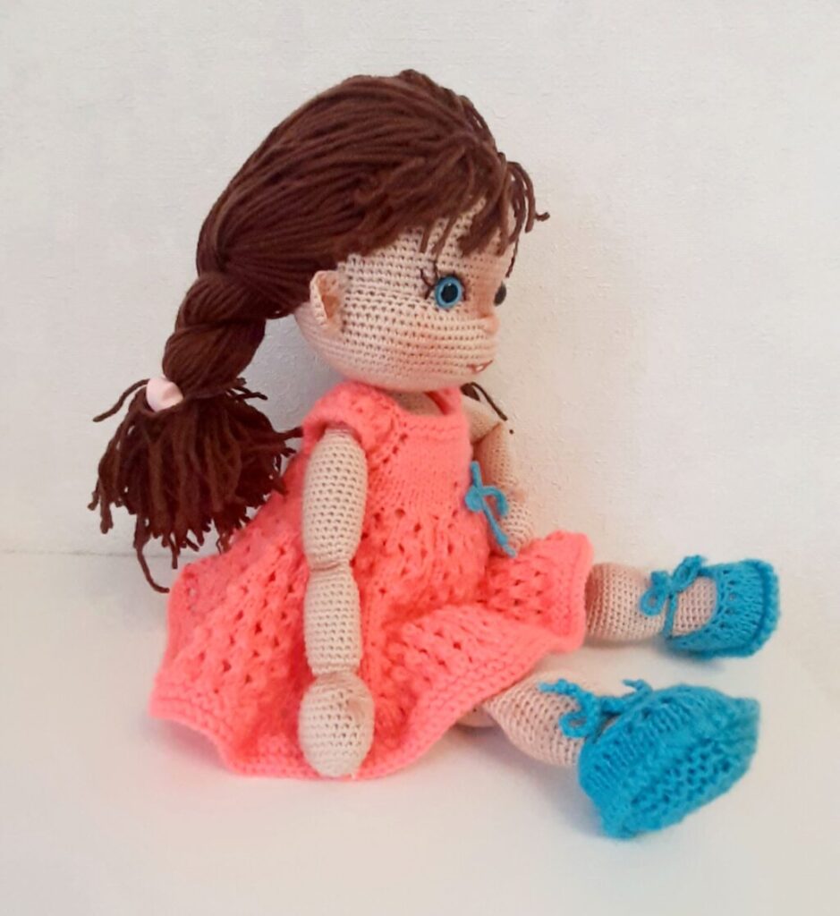 Вязаная кукла ручной работы