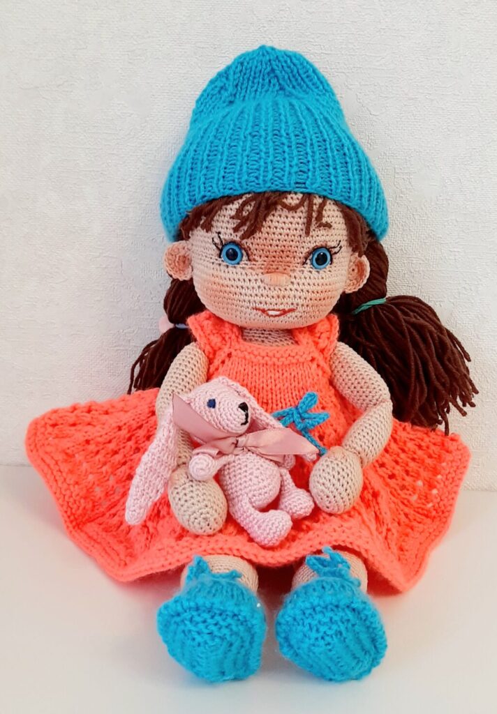 Вязаная кукла ручной работы