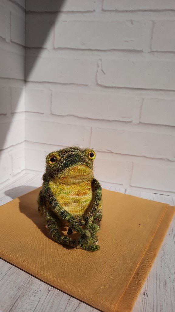 Зелёная породистая жаба