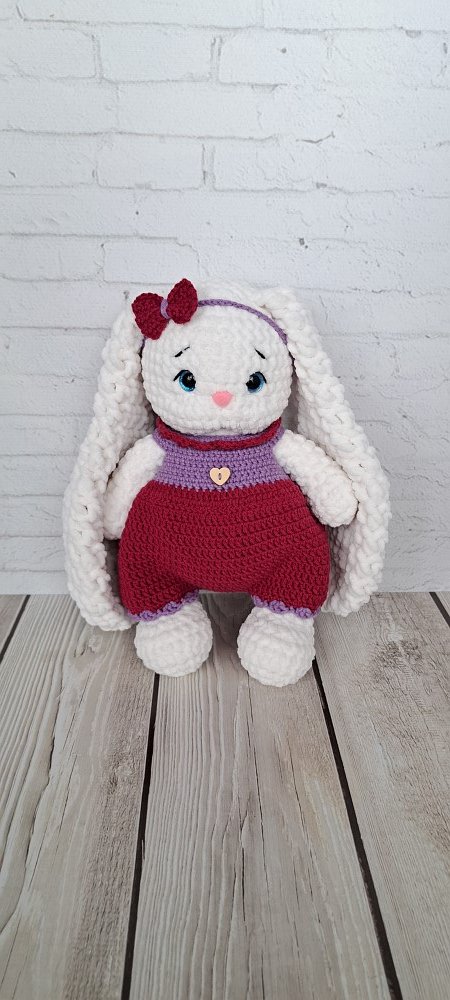 Вязаная зайка в комбезе ручной работы