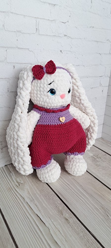 Вязаная зайка в комбезе ручной работы