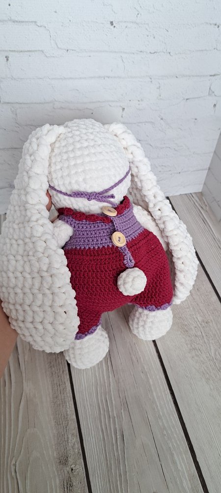 Вязаная зайка в комбезе ручной работы