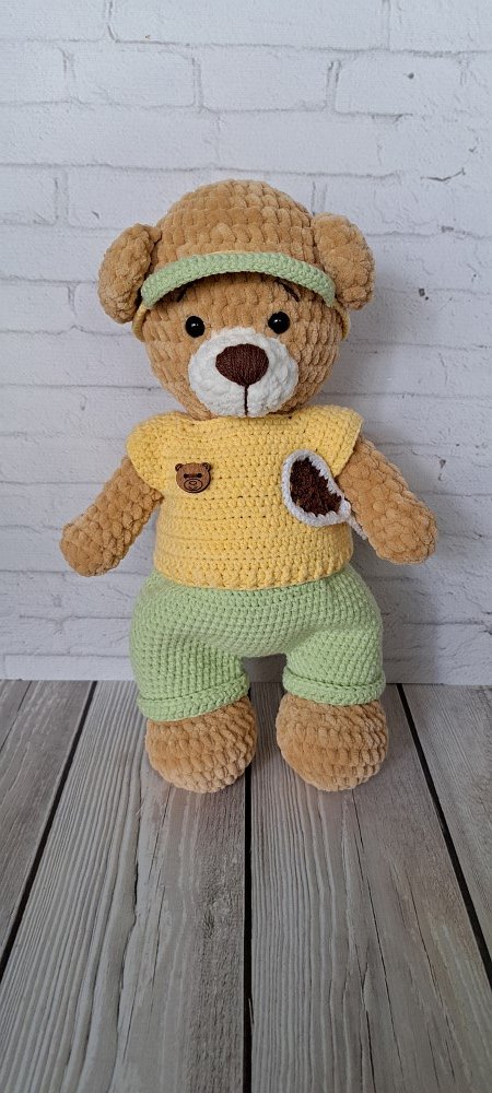 Вязаный мишка теннисист ручной работы