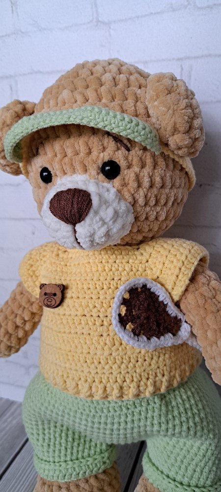 Вязаный мишка теннисист ручной работы