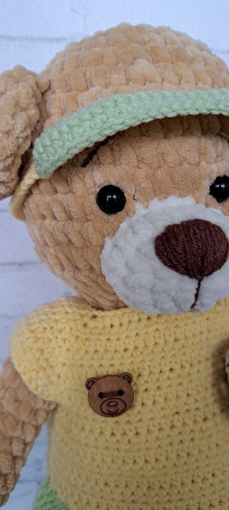 Вязаный мишка теннисист ручной работы