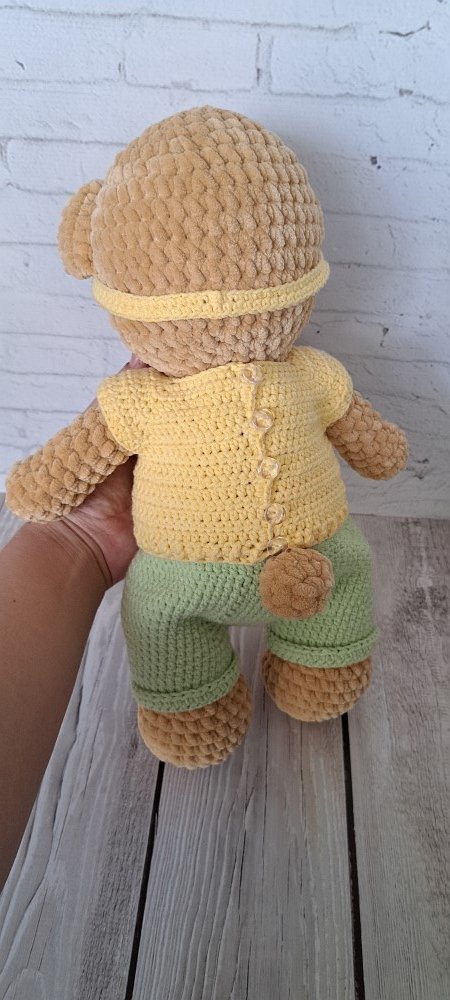 Вязаный мишка теннисист ручной работы