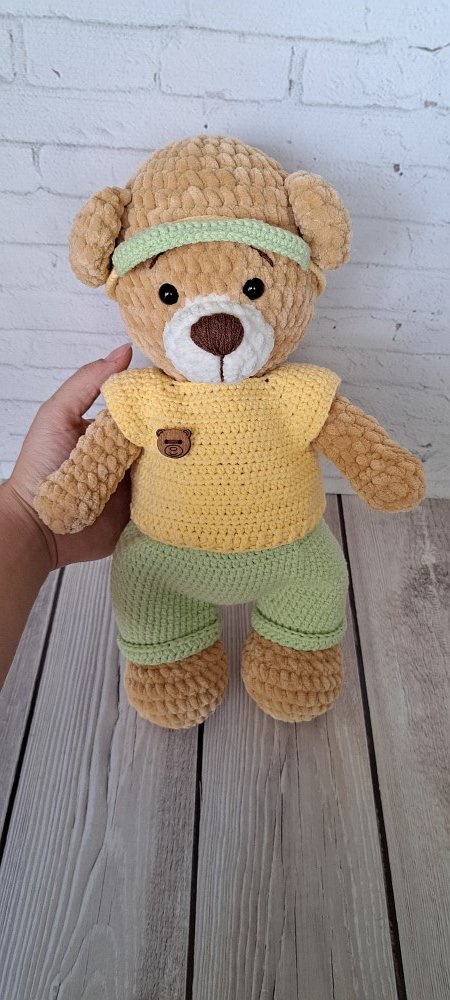 Вязаный мишка теннисист ручной работы