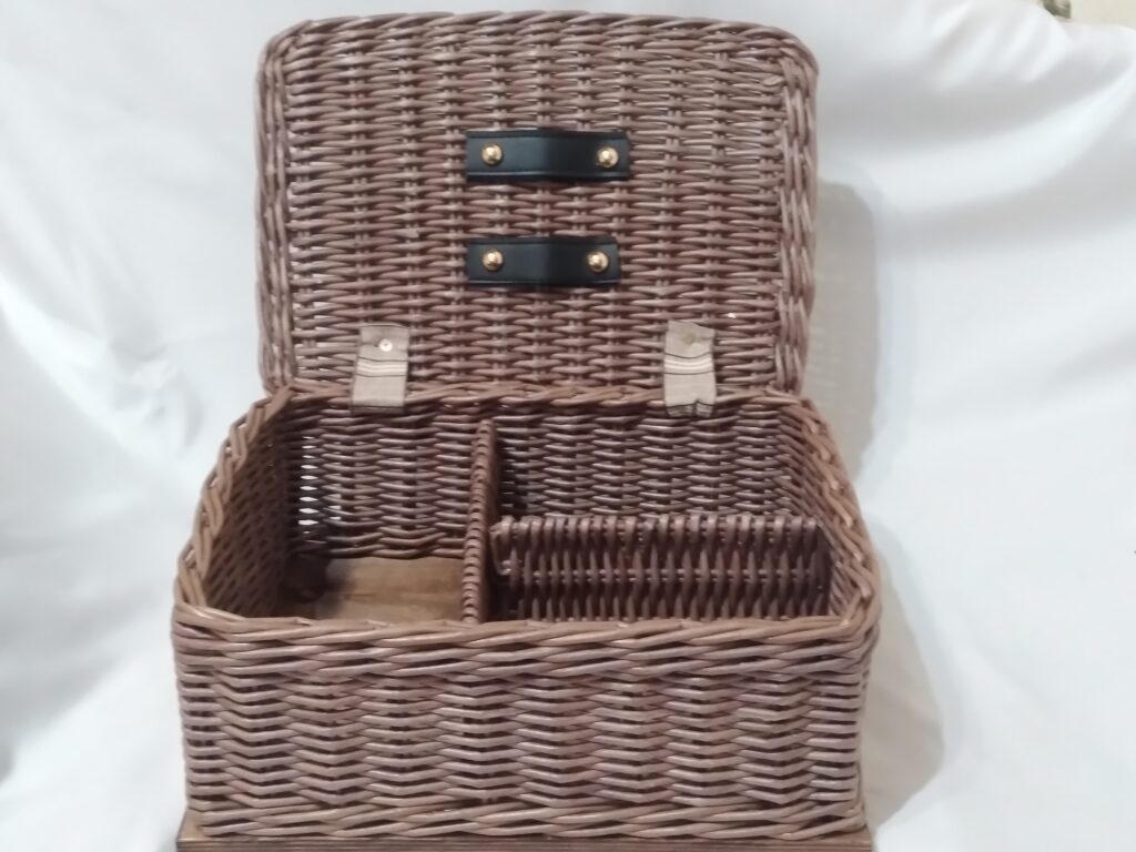 Плетеная шкатулка для рукоделия