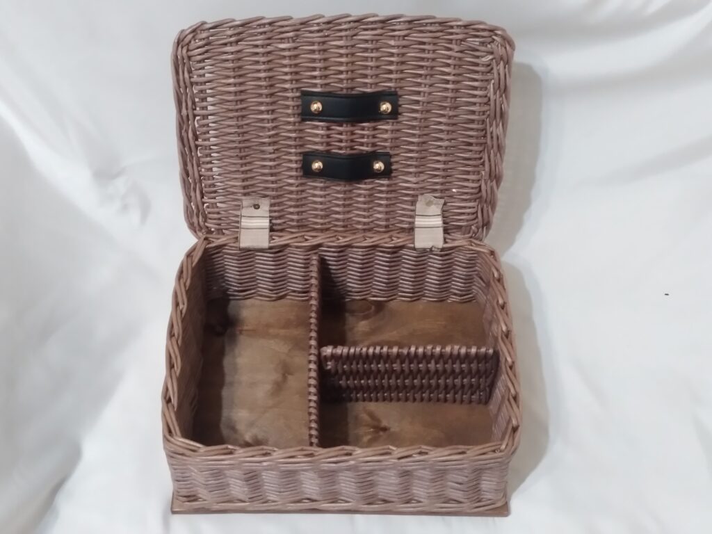 Плетеная шкатулка для рукоделия