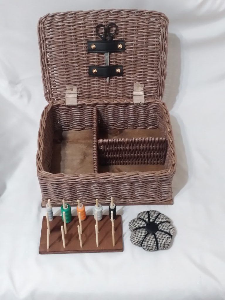 Плетеная шкатулка для рукоделия