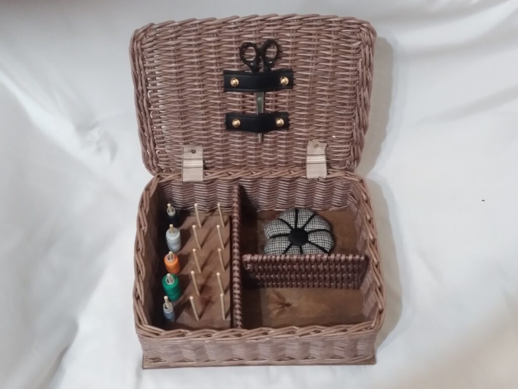 Плетеная шкатулка для рукоделия