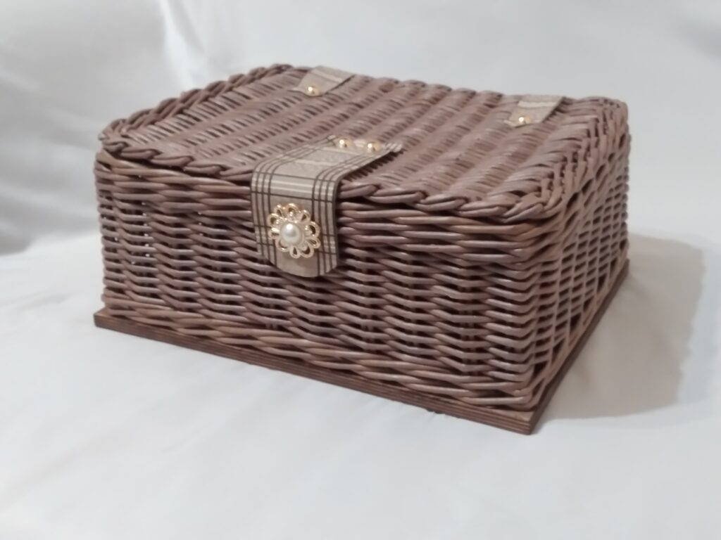 Плетеная шкатулка для рукоделия