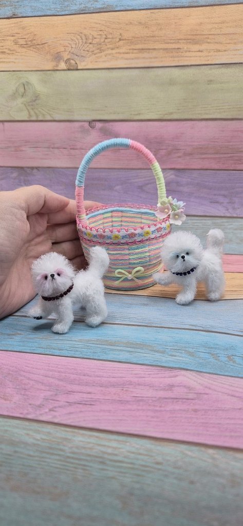 Вязаная миниатюрная игрушка Бишончики с корзинкой и сумкой-переноской