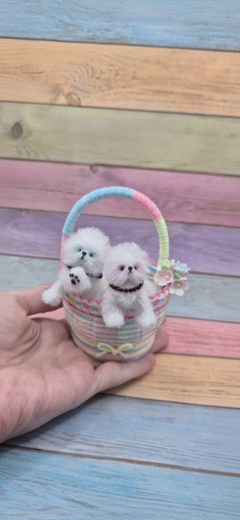 Вязаная миниатюрная игрушка Бишончики с корзинкой и сумкой-переноской