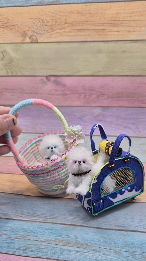 Вязаная миниатюрная игрушка Бишончики с корзинкой и сумкой-переноской