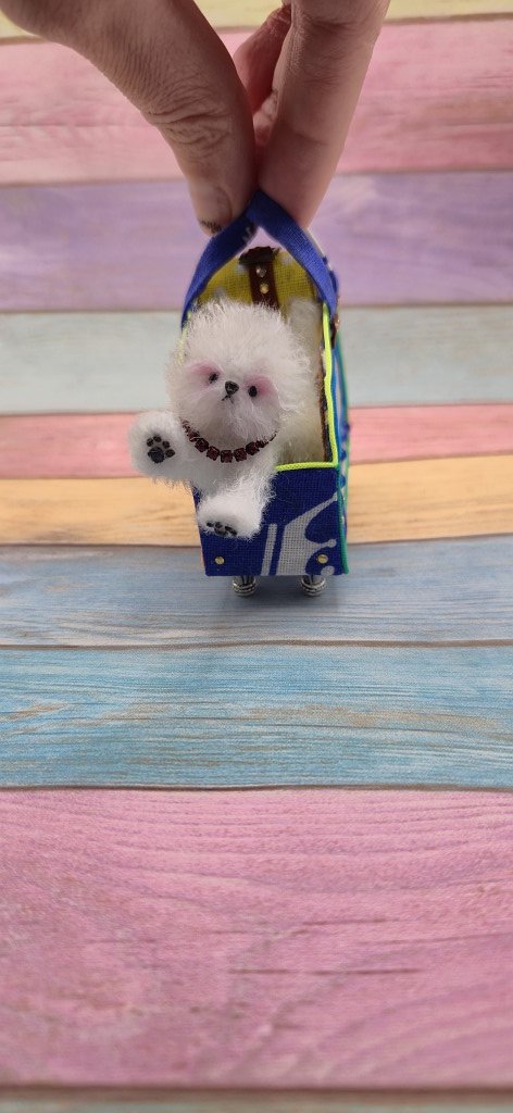 Вязаная миниатюрная игрушка Бишончики с корзинкой и сумкой-переноской