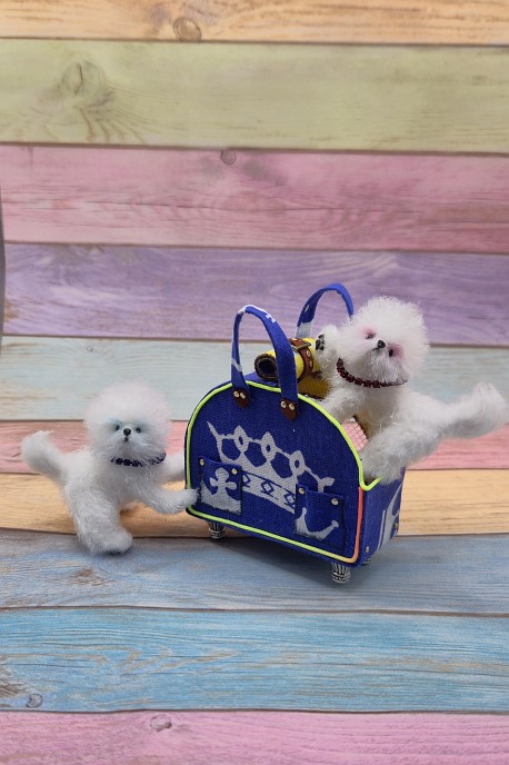 Вязаная миниатюрная игрушка Бишончики с корзинкой и сумкой-переноской
