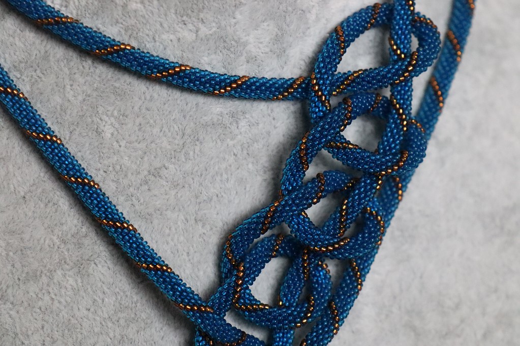 Лариат-жгут из бисера