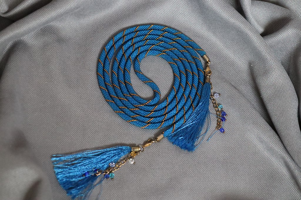 Лариат-жгут из бисера