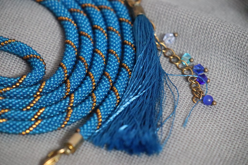 Лариат-жгут из бисера