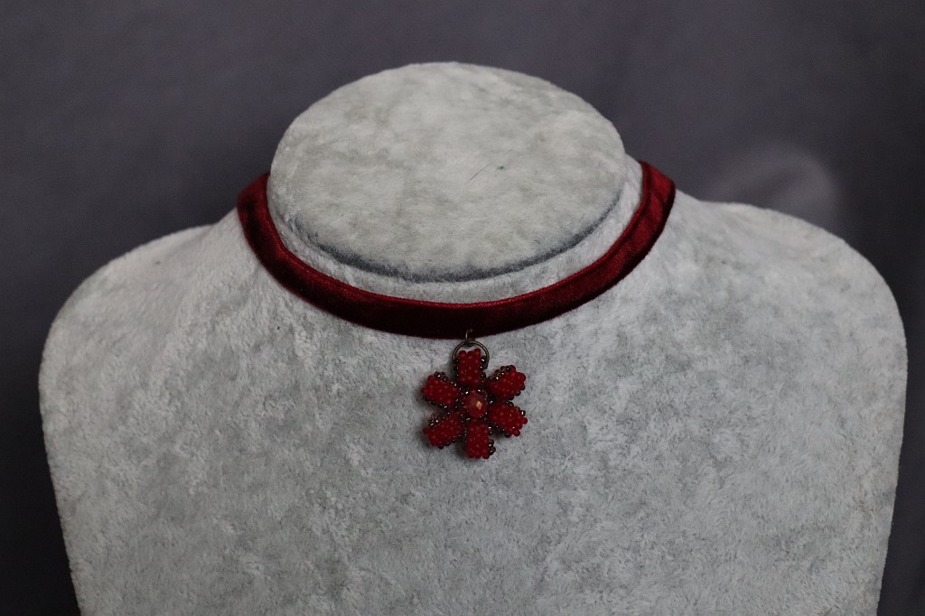 Чокер с цветком