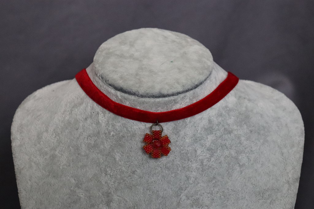 Чокер с цветком