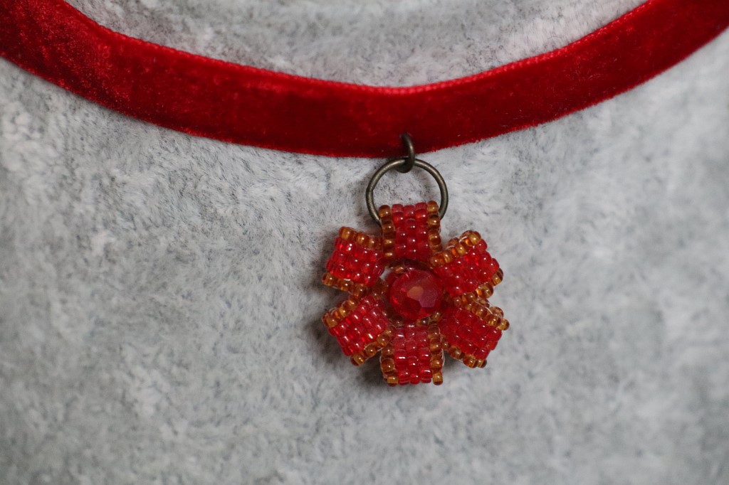 Чокер с цветком