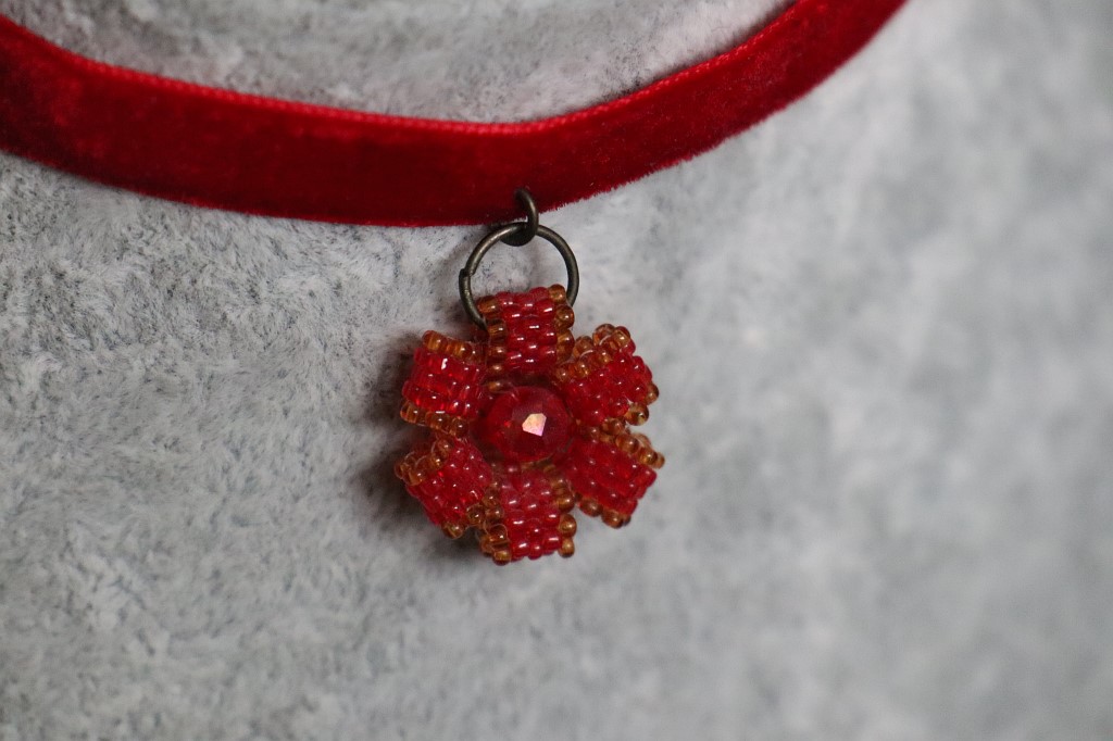 Чокер с цветком