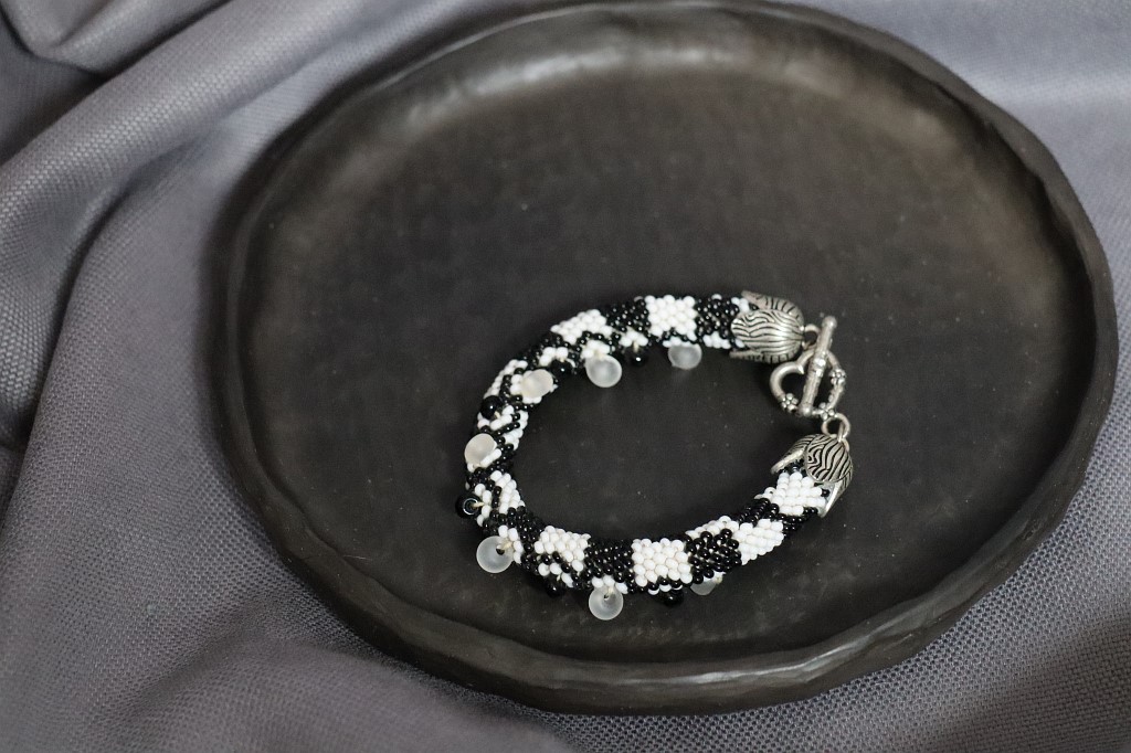 Браслет-жгут из бисера